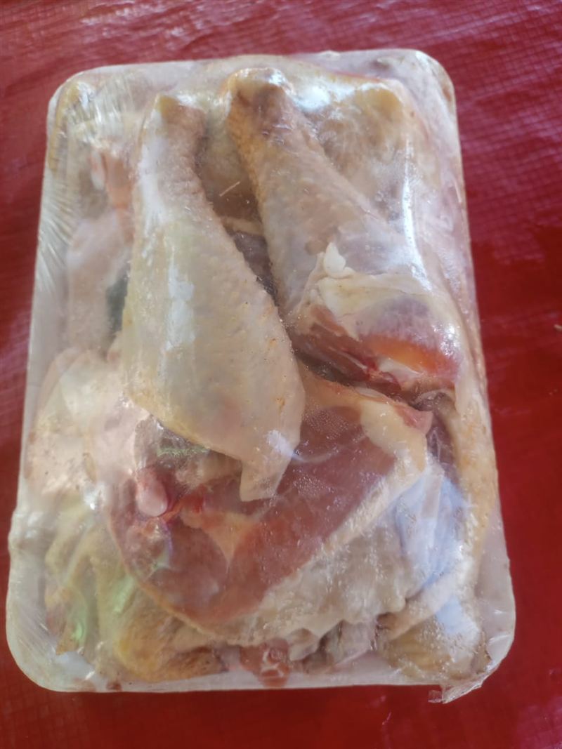 Frango caipira cortado na bandeja