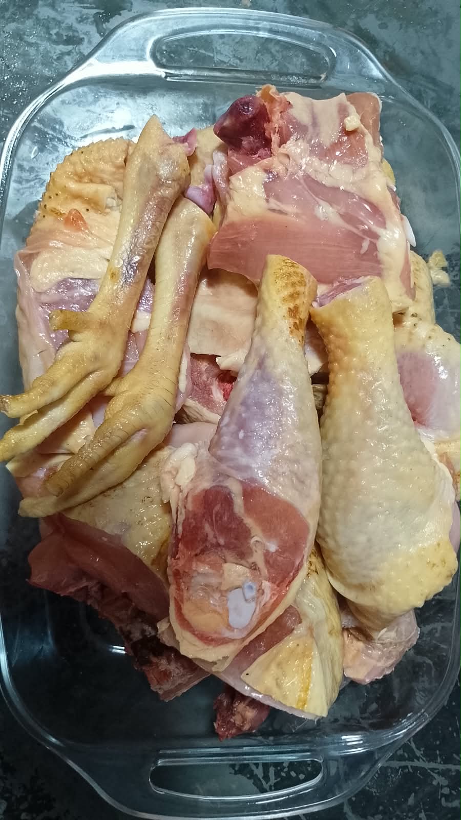 Frango caipira cortado na travessa